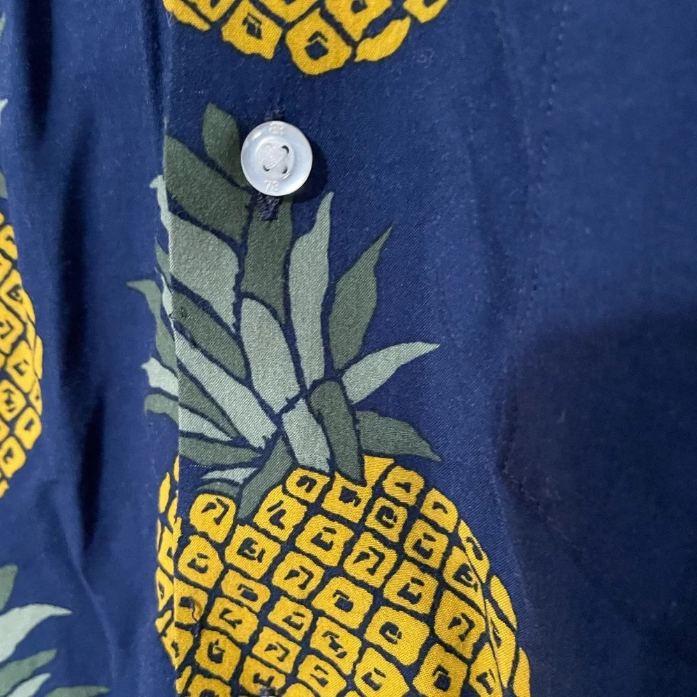 Banana Republic Men’s Button up Hawaiian Style Navy blue W pineapple print shirt